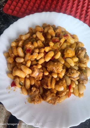Una foto de Judía blanca, verduritas y longaniza en salsa tikka masala