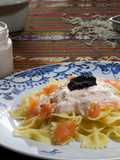 Lazos con salmón y caviar