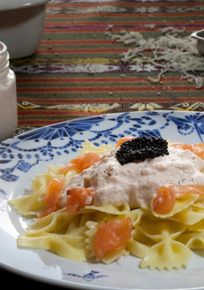 Una foto de Lazos con salmón y caviar