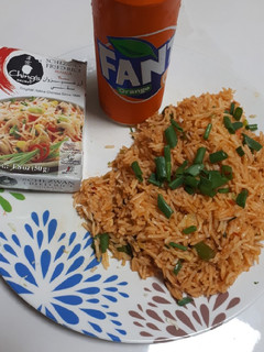સેઝવાન ફ્રાઈડ રાઈસ (Schezwan Fried Rice Recipe In Gujarati) રેસીપી મુખ્ય ફોટો