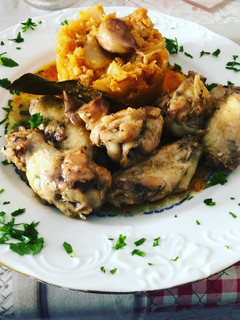 Una foto de Alas de pollo con ajos y vino con rehogado de col
