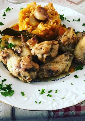 Una foto de Alas de pollo con ajos y vino con rehogado de col