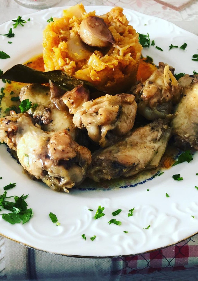 Una foto de Alas de pollo con ajos y vino con rehogado de col