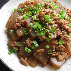 A picture of ‘Kimpira’ Konnyaku (Konjac) with Tuna.