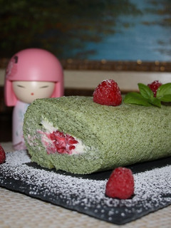 Una foto de Rollo de té matcha, relleno de crema de queso y frambuesas