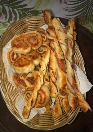 Una foto de Palmerita y tirabuzón de jamón y queso😋😋