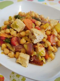 Una foto de Garbanzos con verduras, tofu y comino