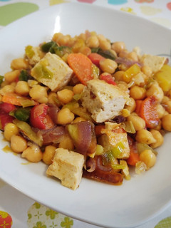Una foto de Garbanzos con verduras, tofu y comino