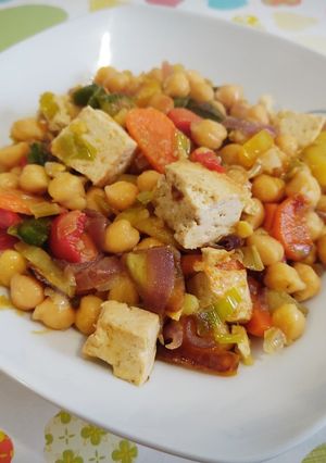 Una foto de Garbanzos con verduras, tofu y comino