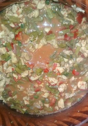 Una foto de Pollo a la mexicana con nopales
