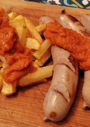 Una foto de 🇩🇪 Currywurst (salchichas alemanas con salsa de curry)