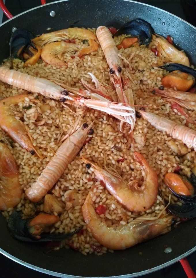 Una foto de Paella de cigalas y rape