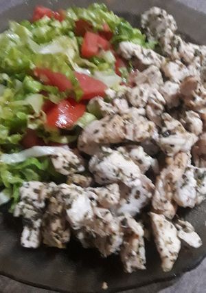 Una foto de Pechuga salteada y Ensalada de lechuga y tomate