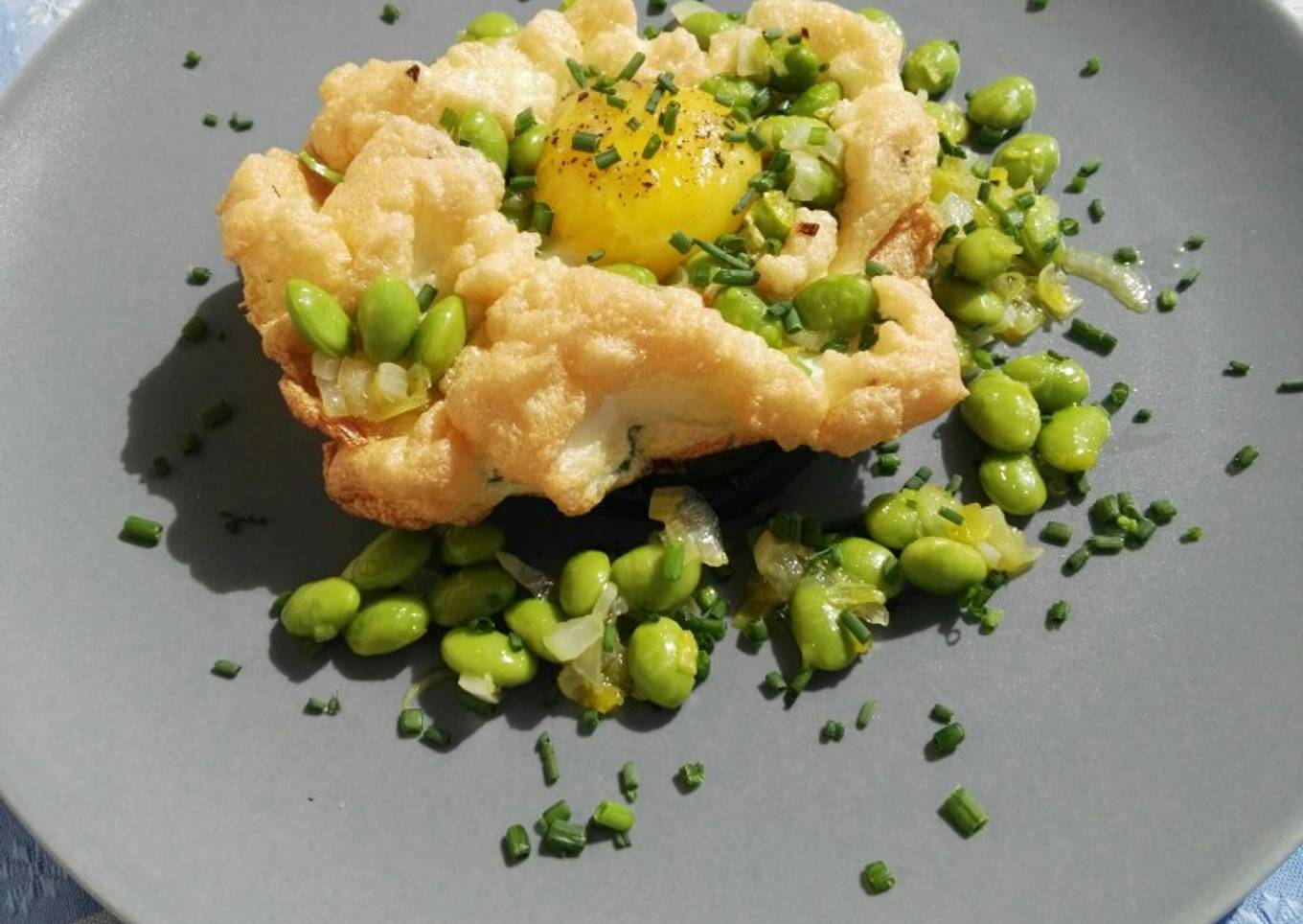 Huevo nube con edemame y berenjena