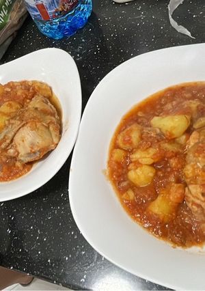 O poză a rețetei Pulpe de pui cu sos si cartofi.