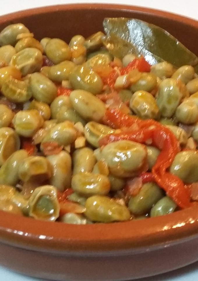 Una foto de Habitas baby con piquillos y jamón 