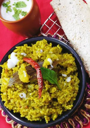 પાલક ખીચડી (Palak Khichdi Recipe In Gujarati) રેસીપી મુખ્ય ફોટો