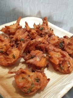 ஆனியன் பக்கோடா (Onian pakkoda recipe in tamil) செய்முறை முக்கிய புகைப்படம்