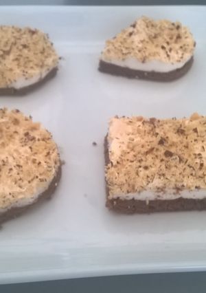 Una foto de Bloquecitos de sacher y merengue de avellanas