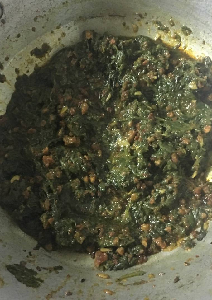 पालक मंगोड़ी (Palak mangodi recipe in hindi) रेसिपी मुख्य फोटो