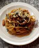 Spaghettis con salsa de panceta y hongos