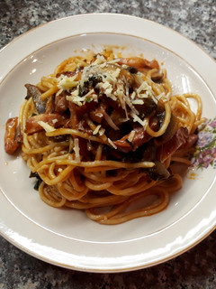 Una foto de Spaghettis con salsa de panceta y hongos