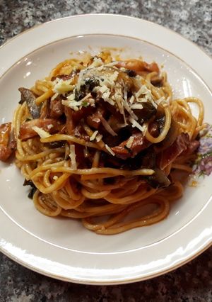 Una foto de Spaghettis con salsa de panceta y hongos