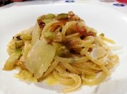 Una foto di pasta con pancetta e zafferano