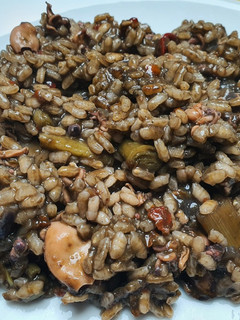Una foto de Arroz negro meloso