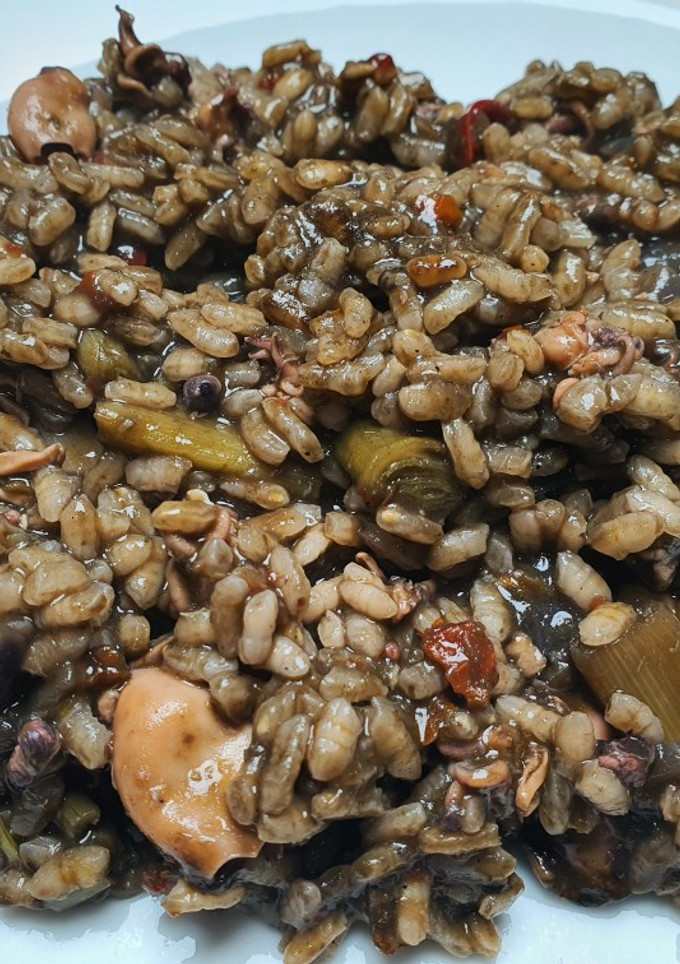 Una foto de Arroz negro meloso
