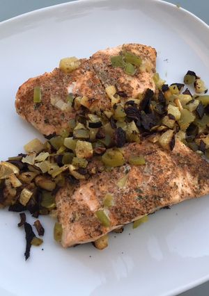 Une photo de Pavés de saumon au poivron vert, citron confit et épices marocaines