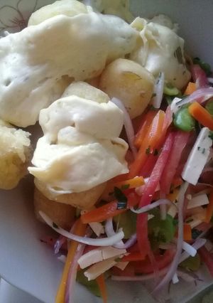 Una foto de Solterito cusqueño con papas y queso fundido