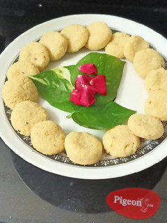 દૂધ ના પેંડા(Dudh Penda Recipe In Gujarati) રેસીપી મુખ્ય ફોટો