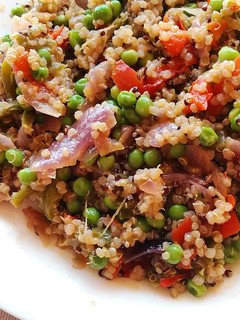 Una foto de Quinoa salteada con vegetales