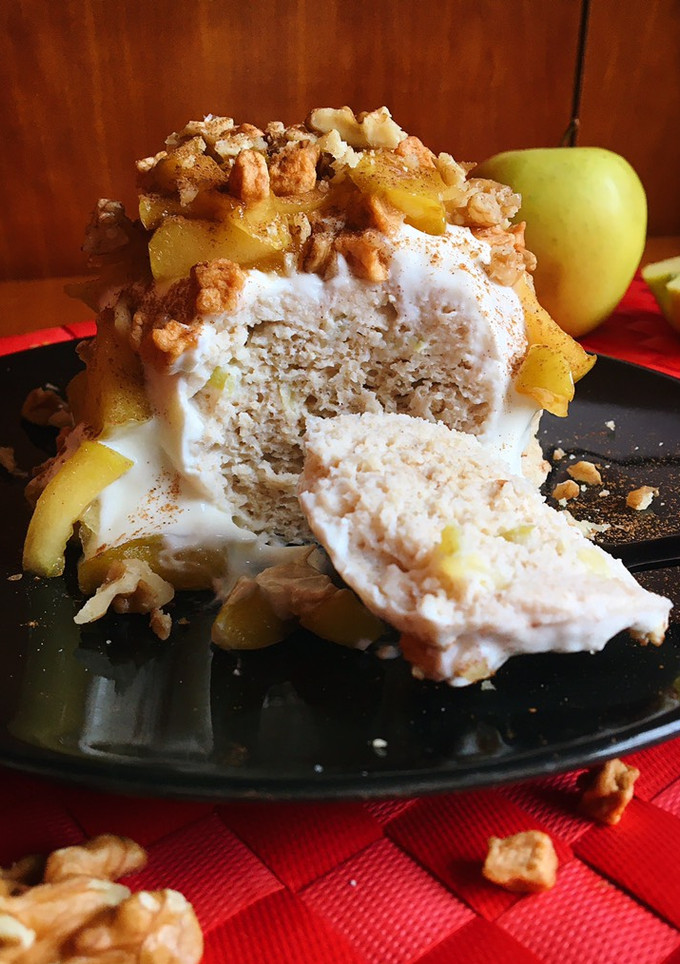 Una foto de Mug cake de manzana y yogur griego