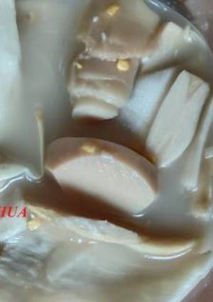 Hình của món Làm măng chua tự nhiên để lấy nước.