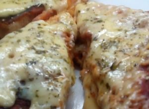 Una foto de Mini pizzetas de pan de molde 🍕🍞🧀🍕🍞🧀🍕🧀