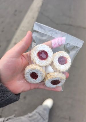 Una foto de Galletas delicia: rellenas con mermelada