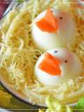 Nido de espagueti con pollitos de huevo