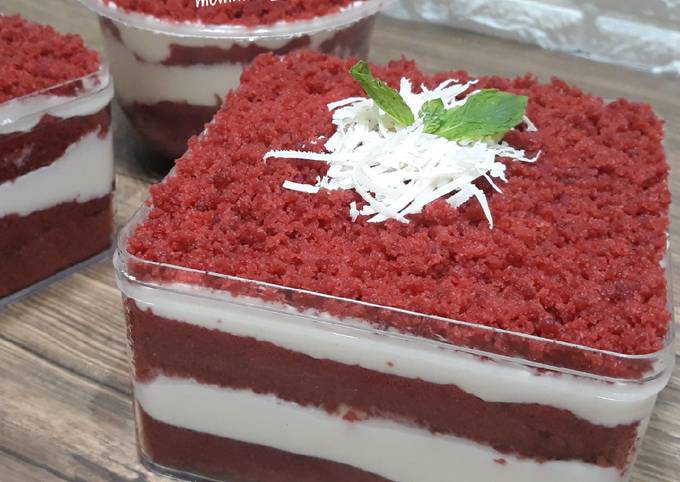 Red velvet cake dessert box