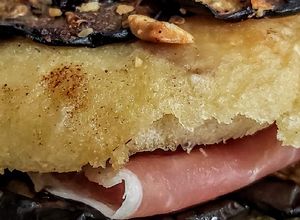Una foto de PAN LIBANÉS con Berenjena y frutos secos relleno de Fiambres...!