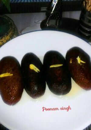 A picture of Bread gulab jamun.