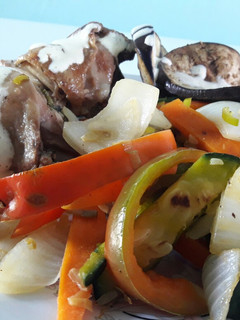 Una foto de Pollo a la cacerola con salsa de Ajo y verduras grilladas