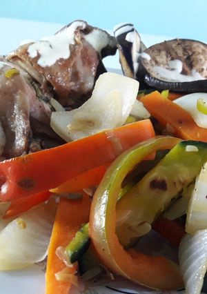 Una foto de Pollo a la cacerola con salsa de Ajo y verduras grilladas