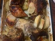 Una foto de pollo al horno en salsa barbacoa