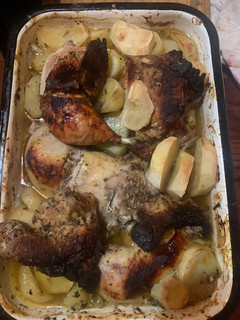 Una foto de Pollo y carne a la bbq con papas al horno