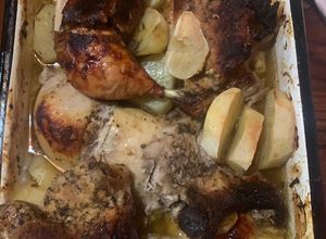 Una foto de Pollo y carne a la bbq con papas al horno