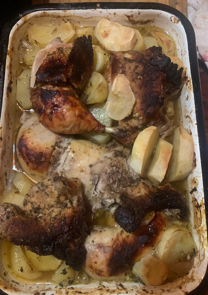 Una foto de Pollo y carne a la bbq con papas al horno