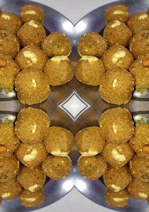 बेसन का लड्डू (Besan k Ladoo recipe in Hindi) रेसिपी मुख्य फोटो