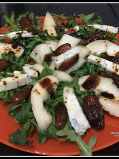 Una foto de Ensalada de rúcula, pera, gongonzola y dátiles
